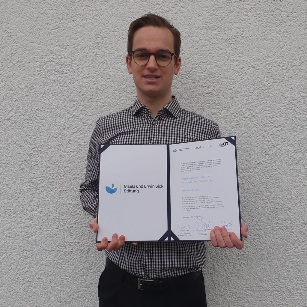 Lukas Rapp with certificate